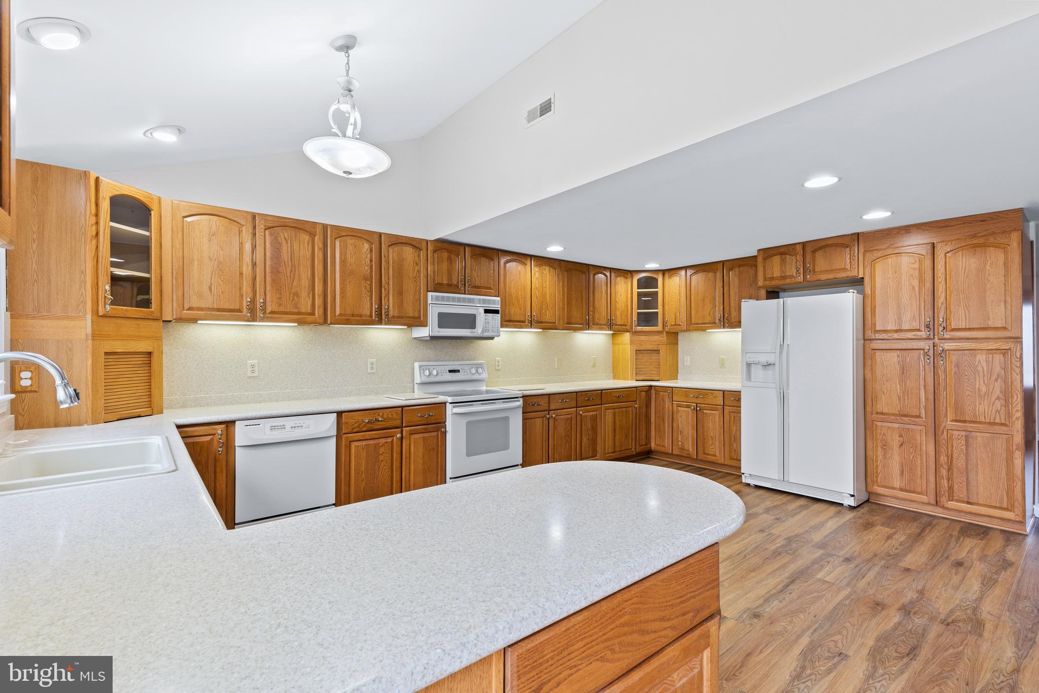 2304 Maple Road Baltimore, MD 21219 - Photo 17 of 61 Kitchen with peninsula