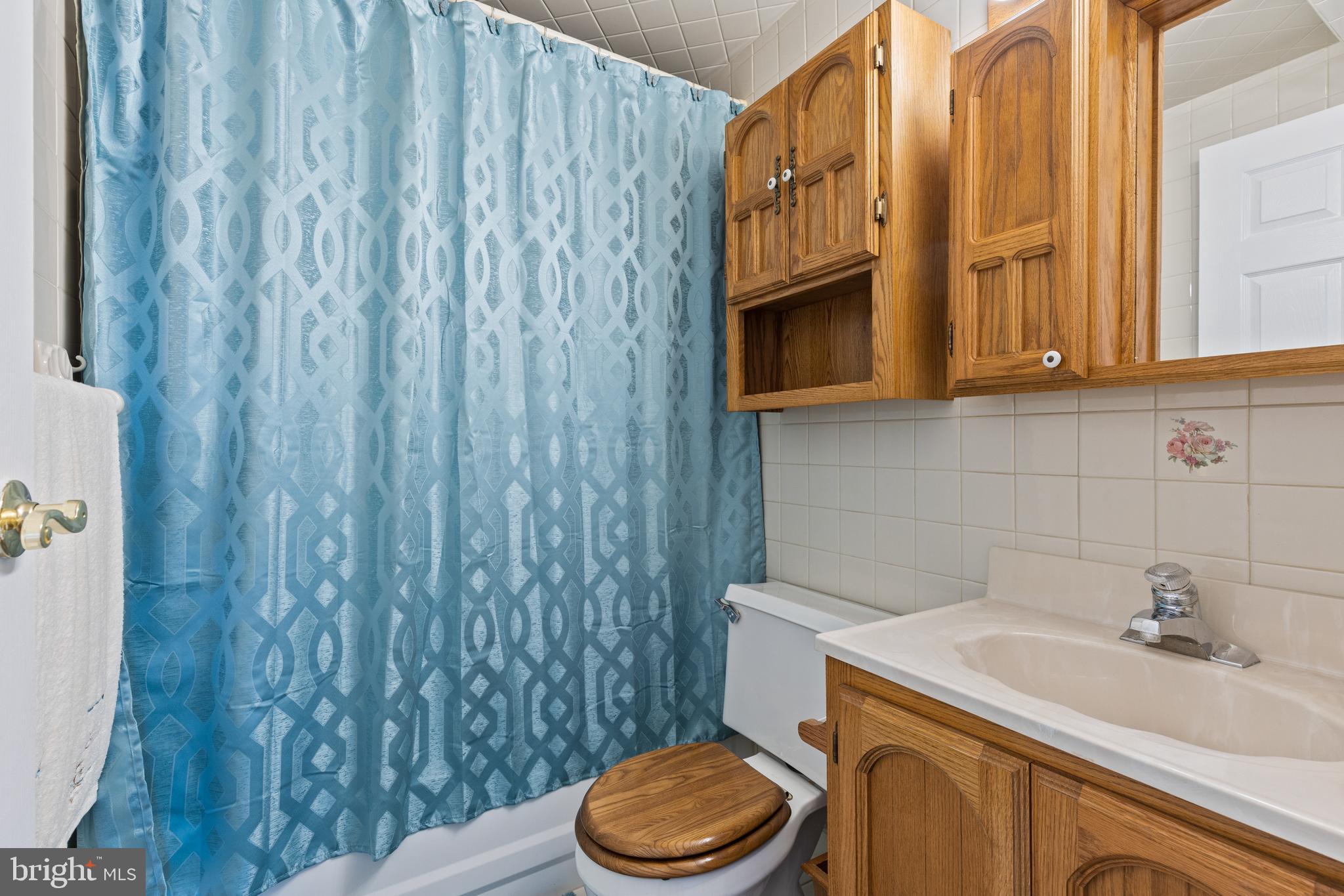 2304 Maple Road Baltimore, MD 21219 - Photo 29 of 61 Hall bath