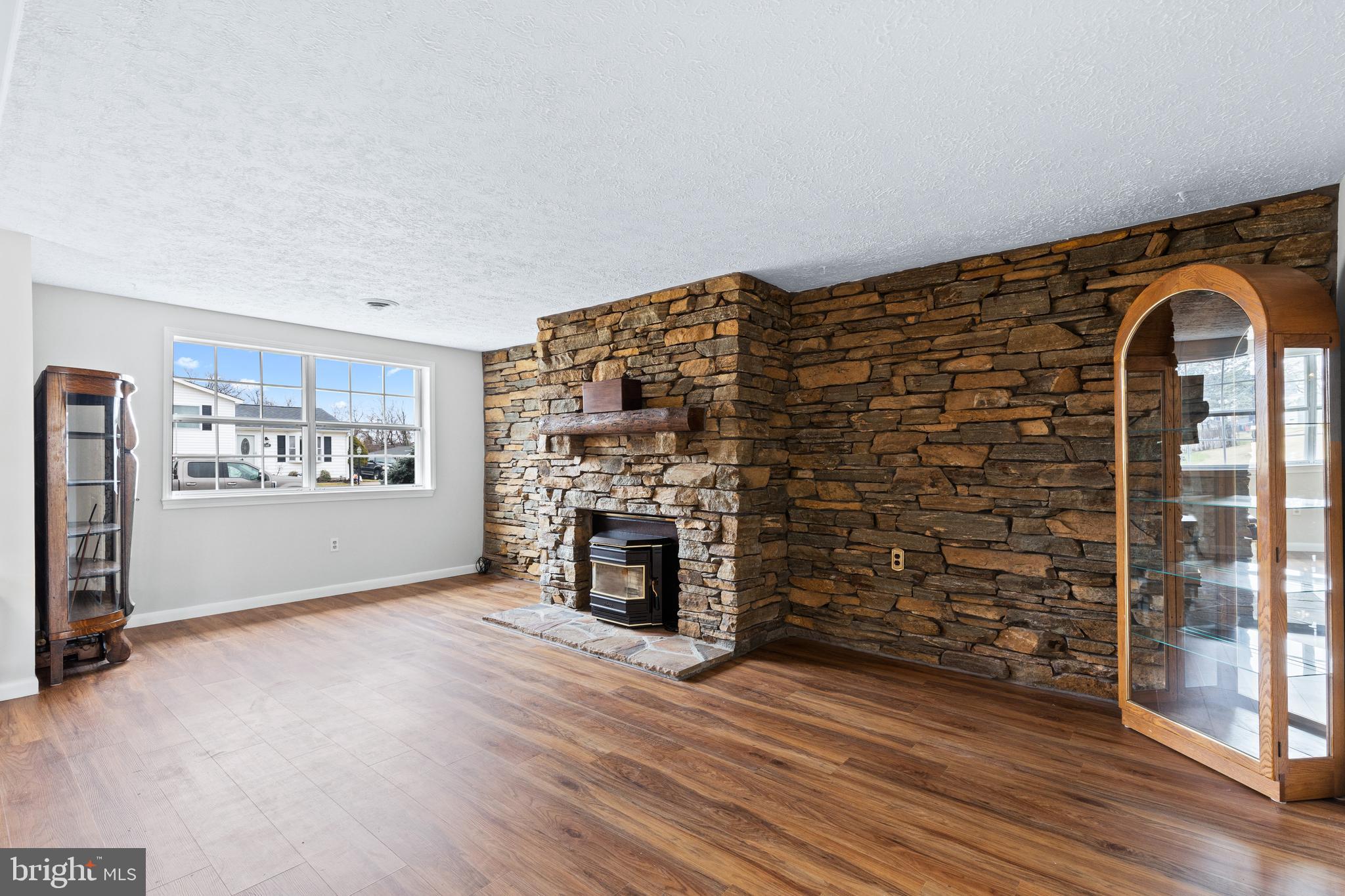 2304 Maple Road Baltimore, MD 21219 - Photo 8 of 61 Living room beautiful stack stone wall!