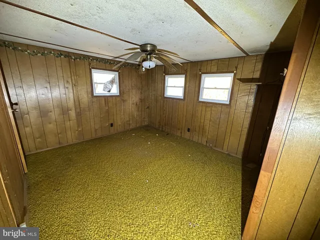 a view of empty room with window