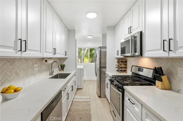 $449,000 | 6904 Radford Avenue, Unit 5, North Hollywood, CA 91605