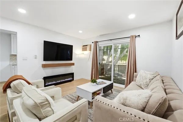 $449,000 | 6904 Radford Avenue, Unit 5, North Hollywood, CA 91605