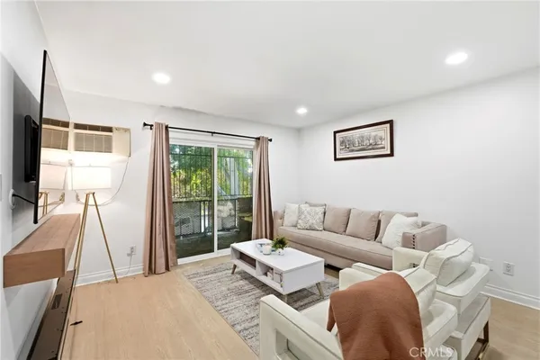$449,000 | 6904 Radford Avenue, Unit 5, North Hollywood, CA 91605