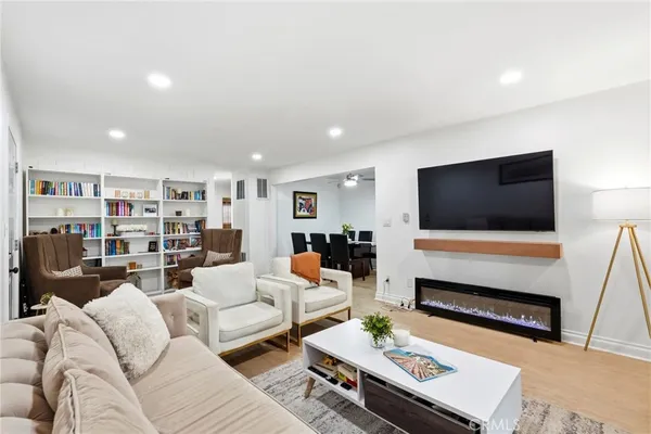 $449,000 | 6904 Radford Avenue, Unit 5, North Hollywood, CA 91605