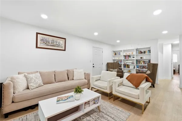 $449,000 | 6904 Radford Avenue, Unit 5, North Hollywood, CA 91605