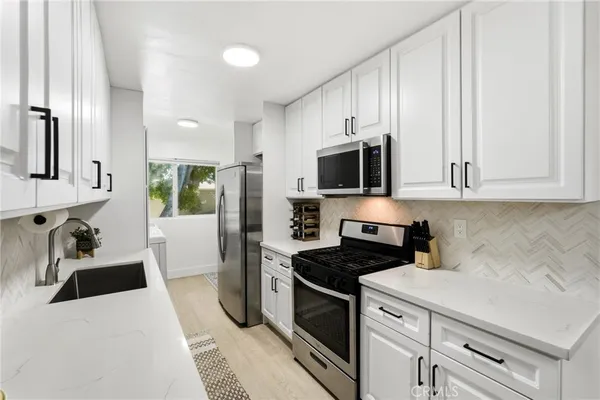 $449,000 | 6904 Radford Avenue, Unit 5, North Hollywood, CA 91605