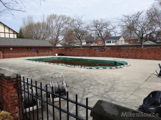 1750 Vernier Road, Unit 19 Grosse Pointe, MI 48236 - Photo 13 of 14 31191469-12.JPG