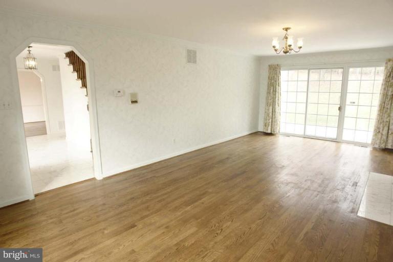 21815 Woodfield Road Gaithersburg, MD 20882 - Photo 4 of 29 Dining room is located off the foyer!