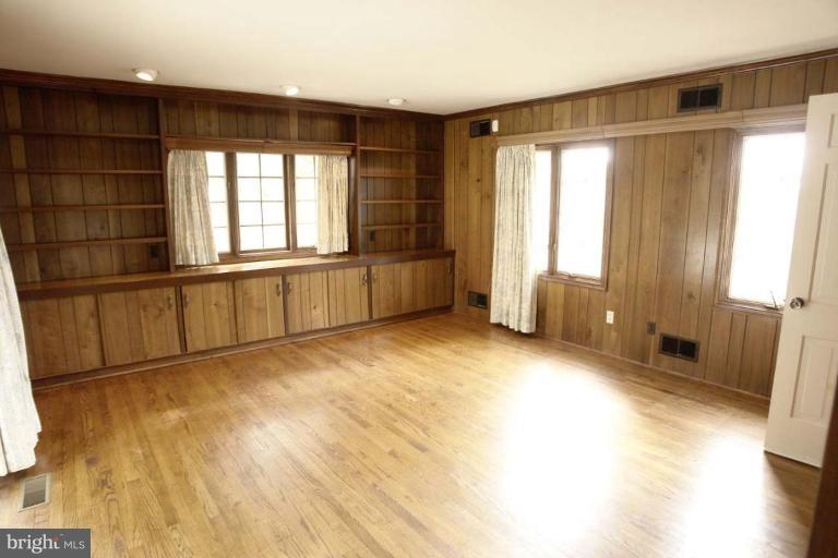21815 Woodfield Road Gaithersburg, MD 20882 - Photo 5 of 29 1st floor library can be a bedroom with full bath