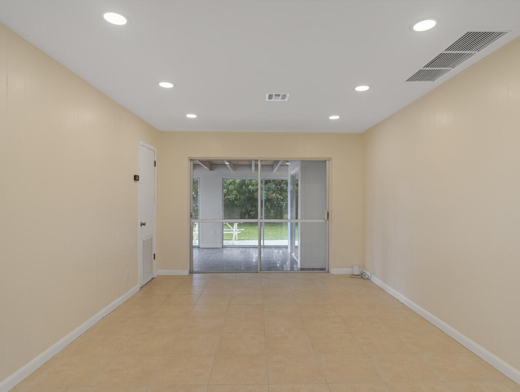 371 West 34th Street Riviera Beach, FL 33404 - Photo 13 of 27 Living Area