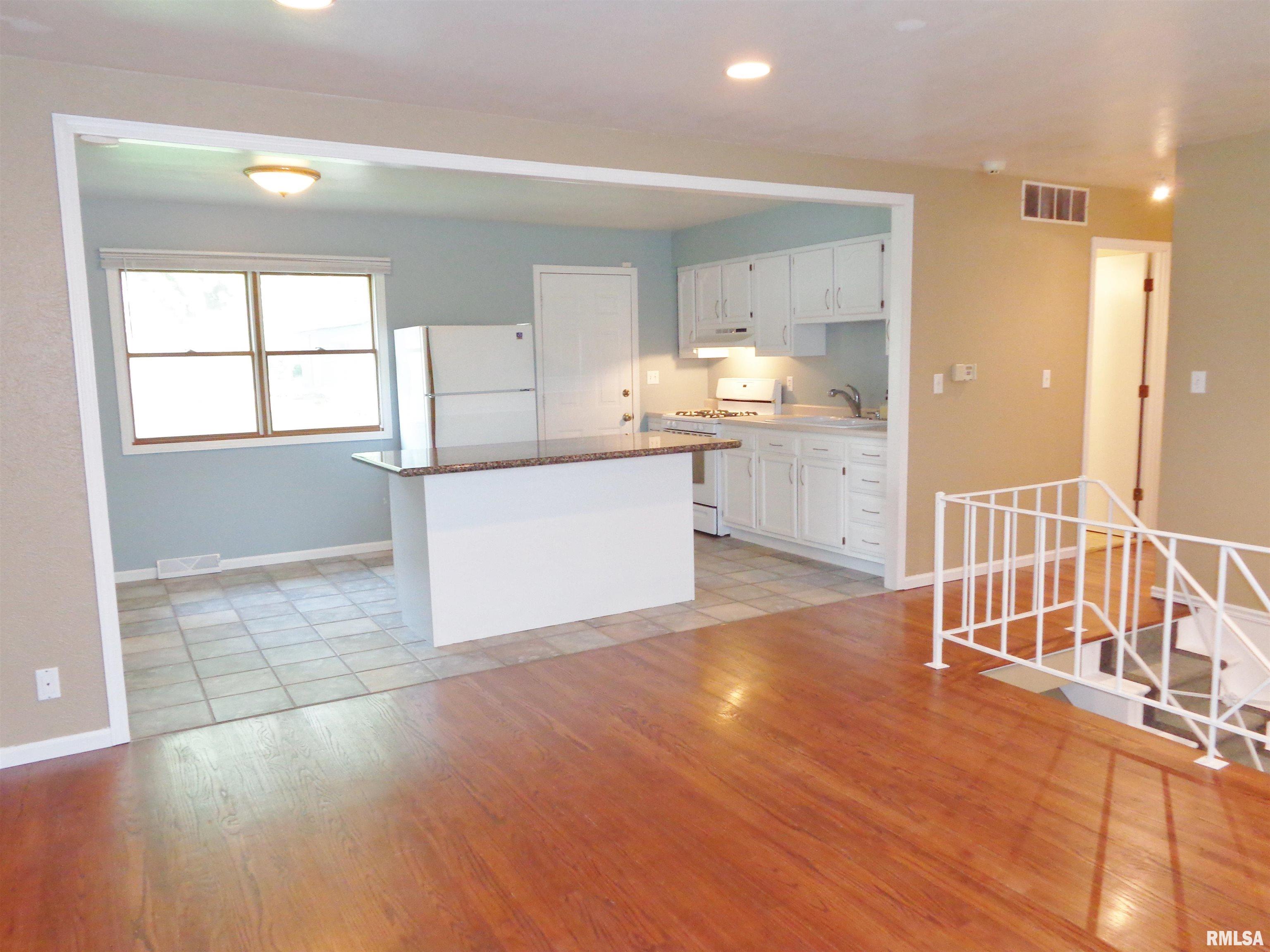 6216 North Randwick Road Peoria, IL 61615 - Photo 16 of 33 Gallery Image 16
