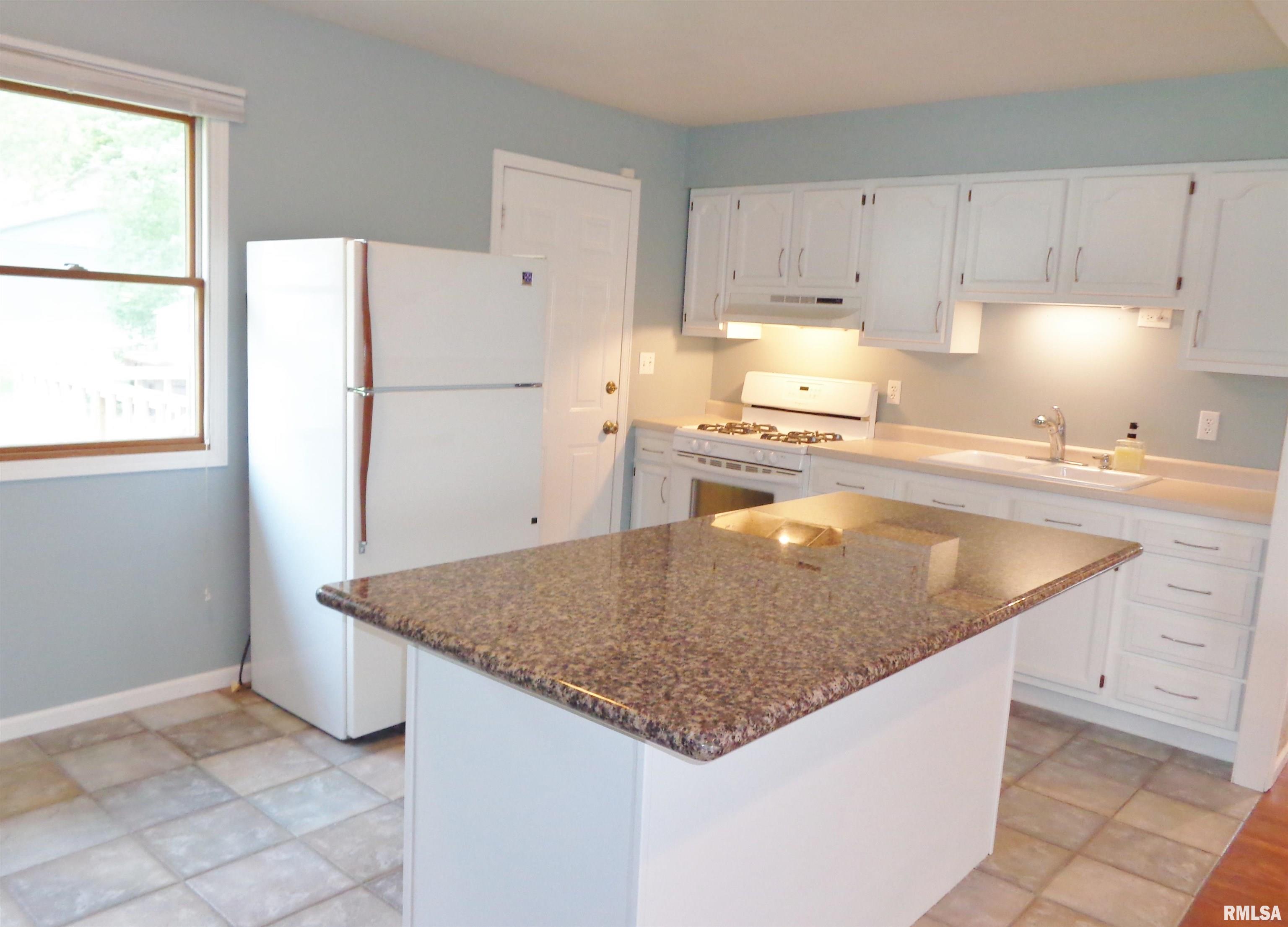 6216 North Randwick Road Peoria, IL 61615 - Photo 18 of 33 Gallery Image 18