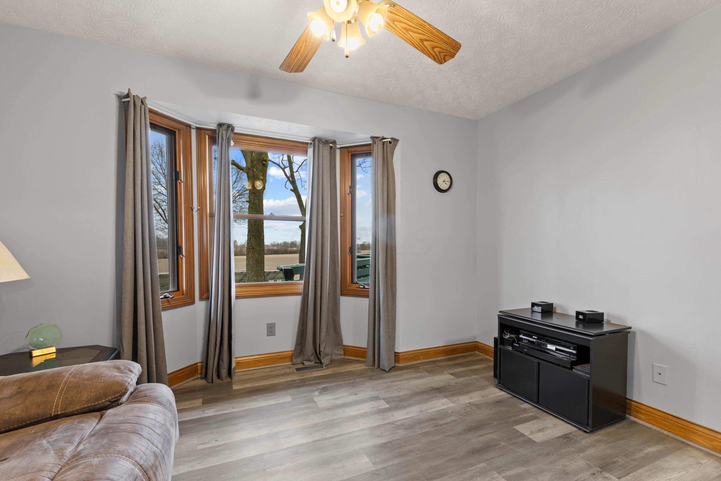 9525 Pringle-Benjamin Road London, OH 43140 - Photo 6 of 87 6. Den