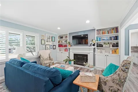 $425,000 | 1216 West 97th Street, Kansas City, MO 64114