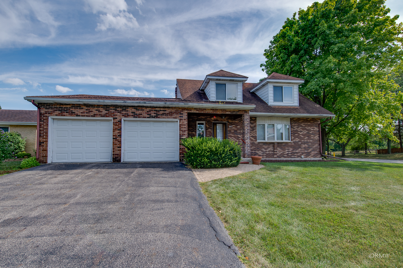 917 Surrey Road Addison, IL 60101 - Photo 1 of 31