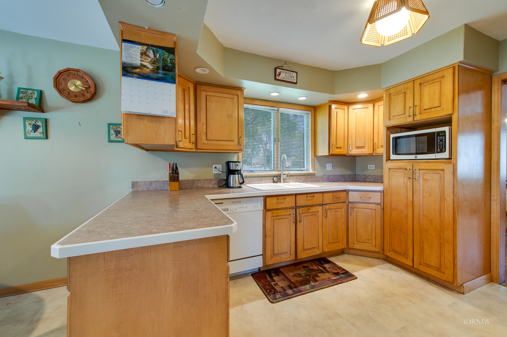 917 Surrey Road Addison, IL 60101 - Photo 11 of 31