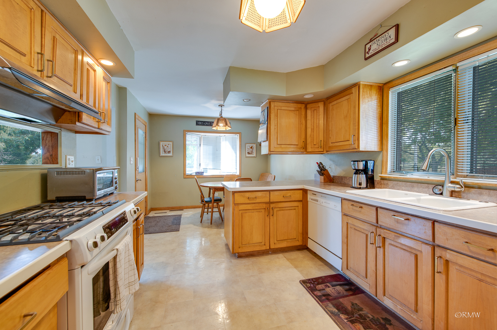 917 Surrey Road Addison, IL 60101 - Photo 13 of 31