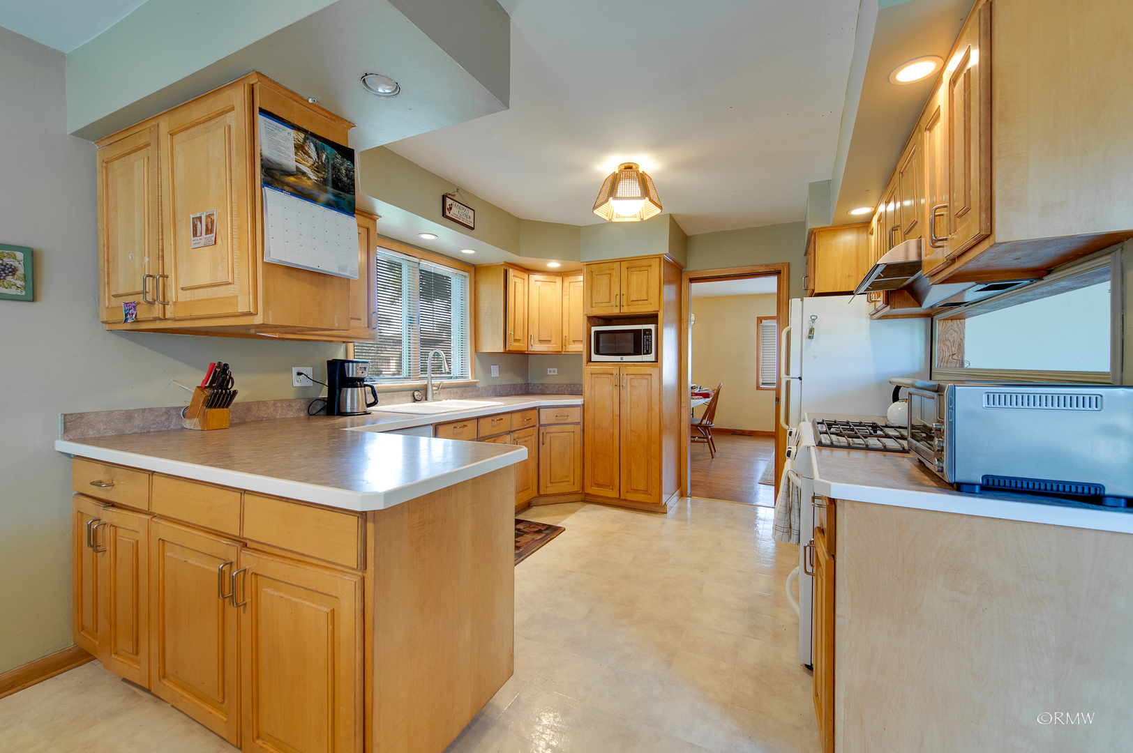 917 Surrey Road Addison, IL 60101 - Photo 9 of 31
