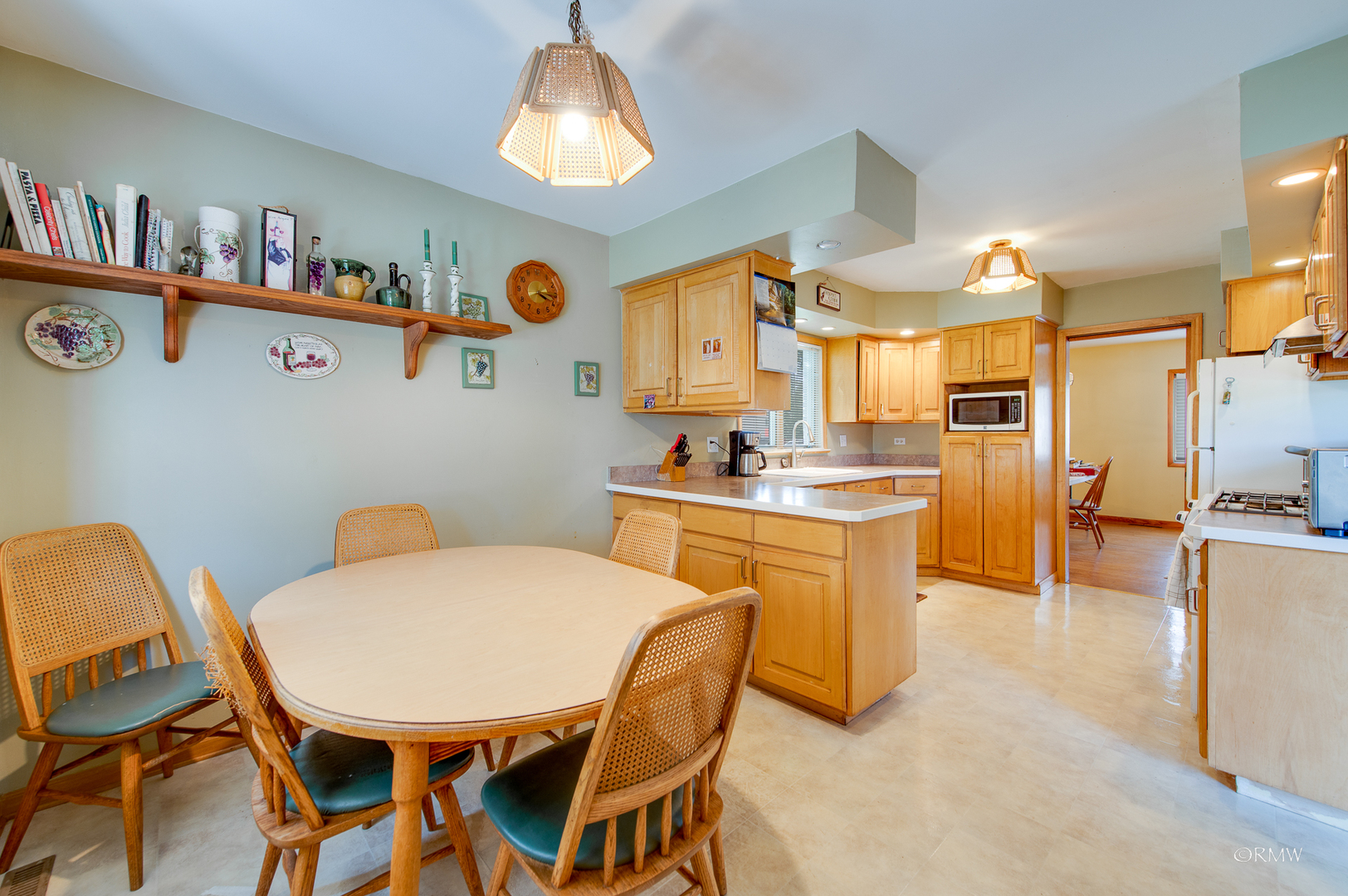 917 Surrey Road Addison, IL 60101 - Photo 10 of 31
