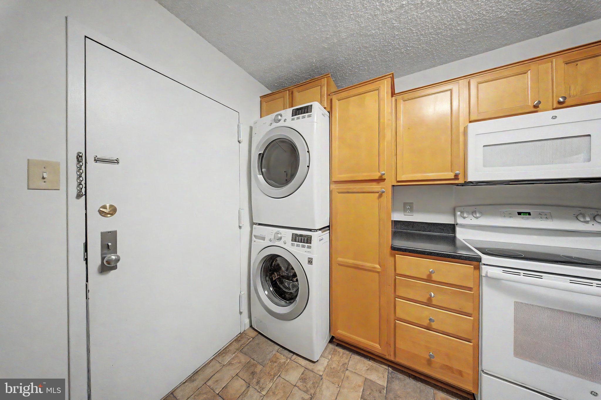 1800 Old Meadow Road, Unit 920 McLean, VA 22102 - Photo 5 of 18 In Unit washer-dryer