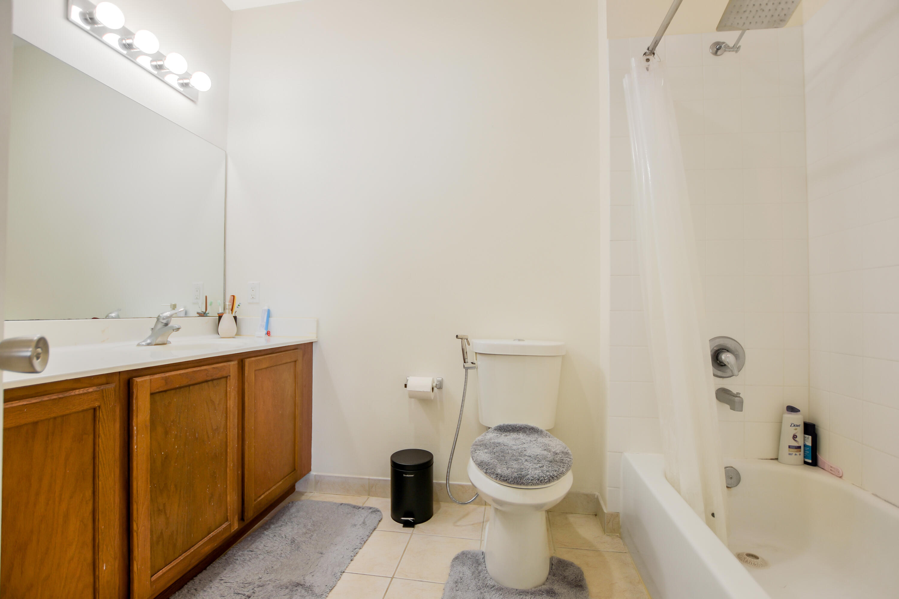 3268 Laurel Ridge Circle Riviera Beach, FL 33404 - Photo 18 of 33 2nd Bathroom