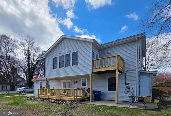 a car parked in front of a white house