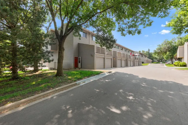 $214,900 | 4100 Meadowlark Lane, Eagan, MN 55122