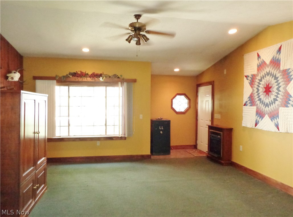4323 Sunnybrook Road Kent, OH 44240 - Photo 13 of 32 Family room with tiled entrance from the garage next to the dining room.