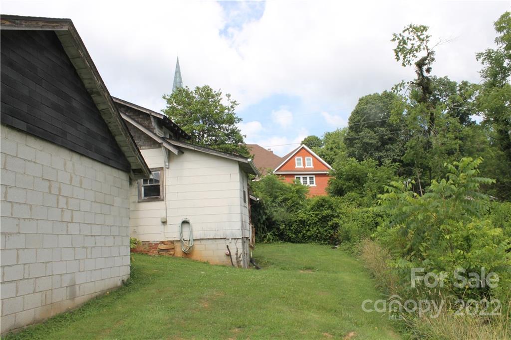 2063 Newfound Road Canton, NC 28716 - Photo 10 of 36 a view of a backyard of the house