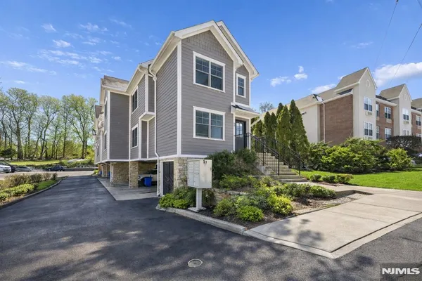 $3,400 | 53 Crest Street, Unit 1, Westwood, NJ 07675