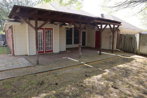 a view of a house with backyard