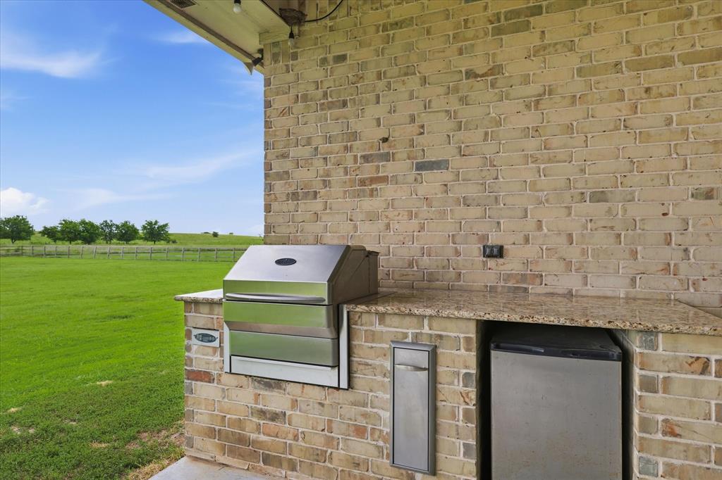 160 Vista Ridge North Decatur, TX 76234 - Photo 33 of 40 a utility room with a sink and a yard