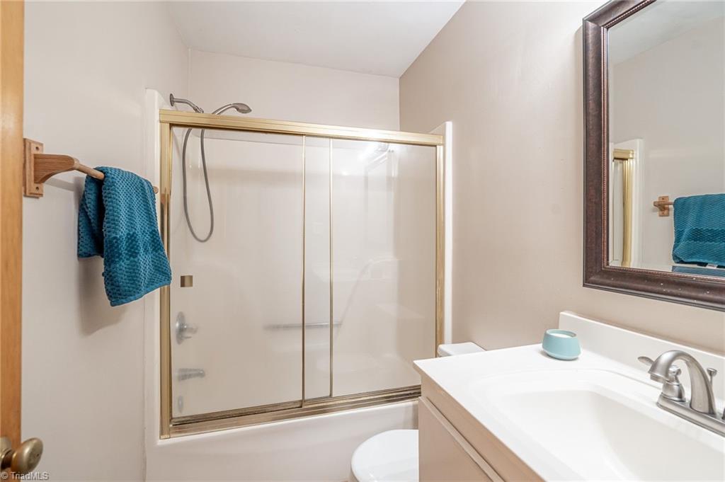 5723 Thom Road Graham, NC 27253 - Photo 28 of 41 Full Hall Bathroom