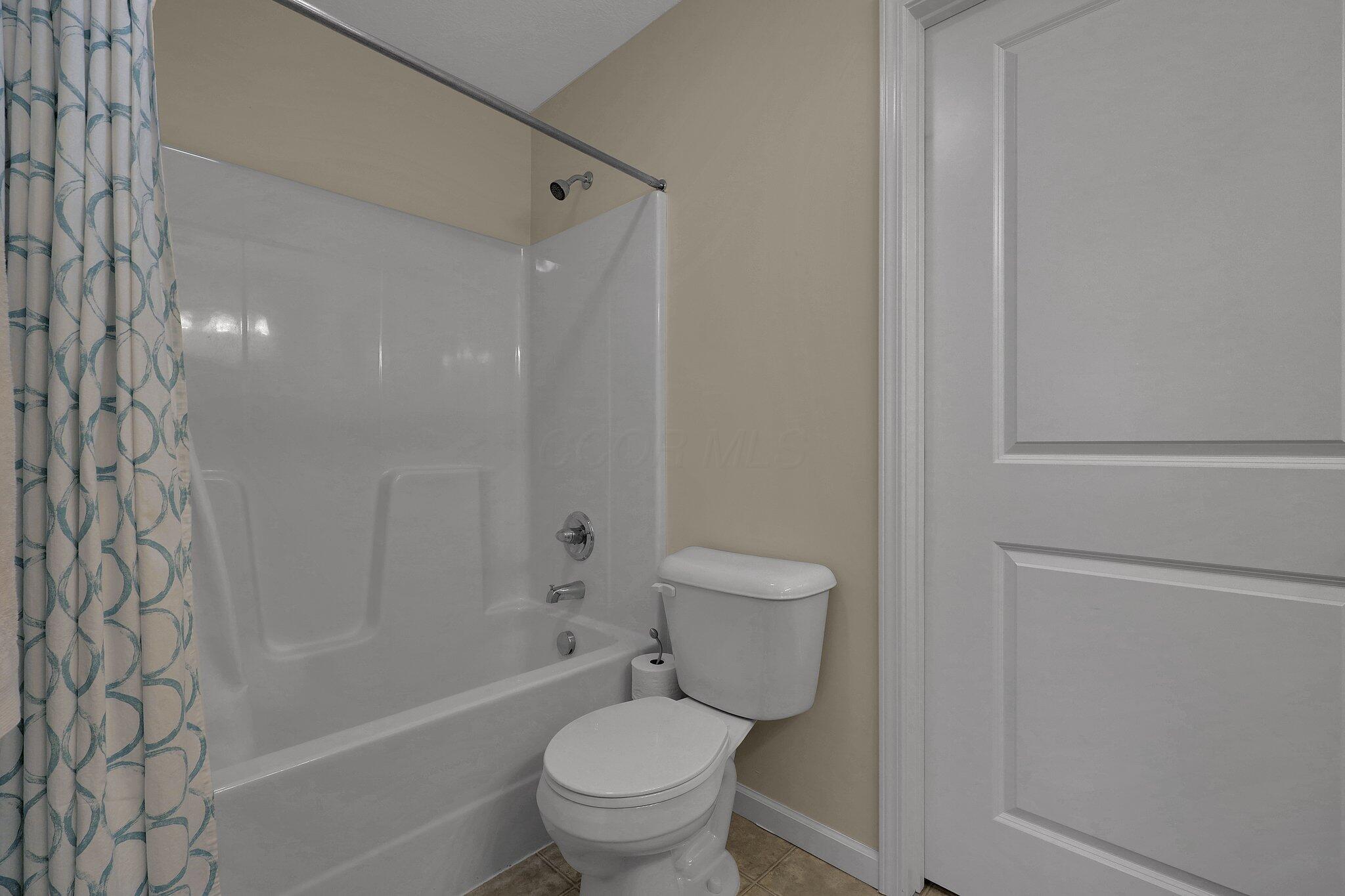 5685 White Goose Road Westerville, OH 43081 - Photo 27 of 37 Full guest bath