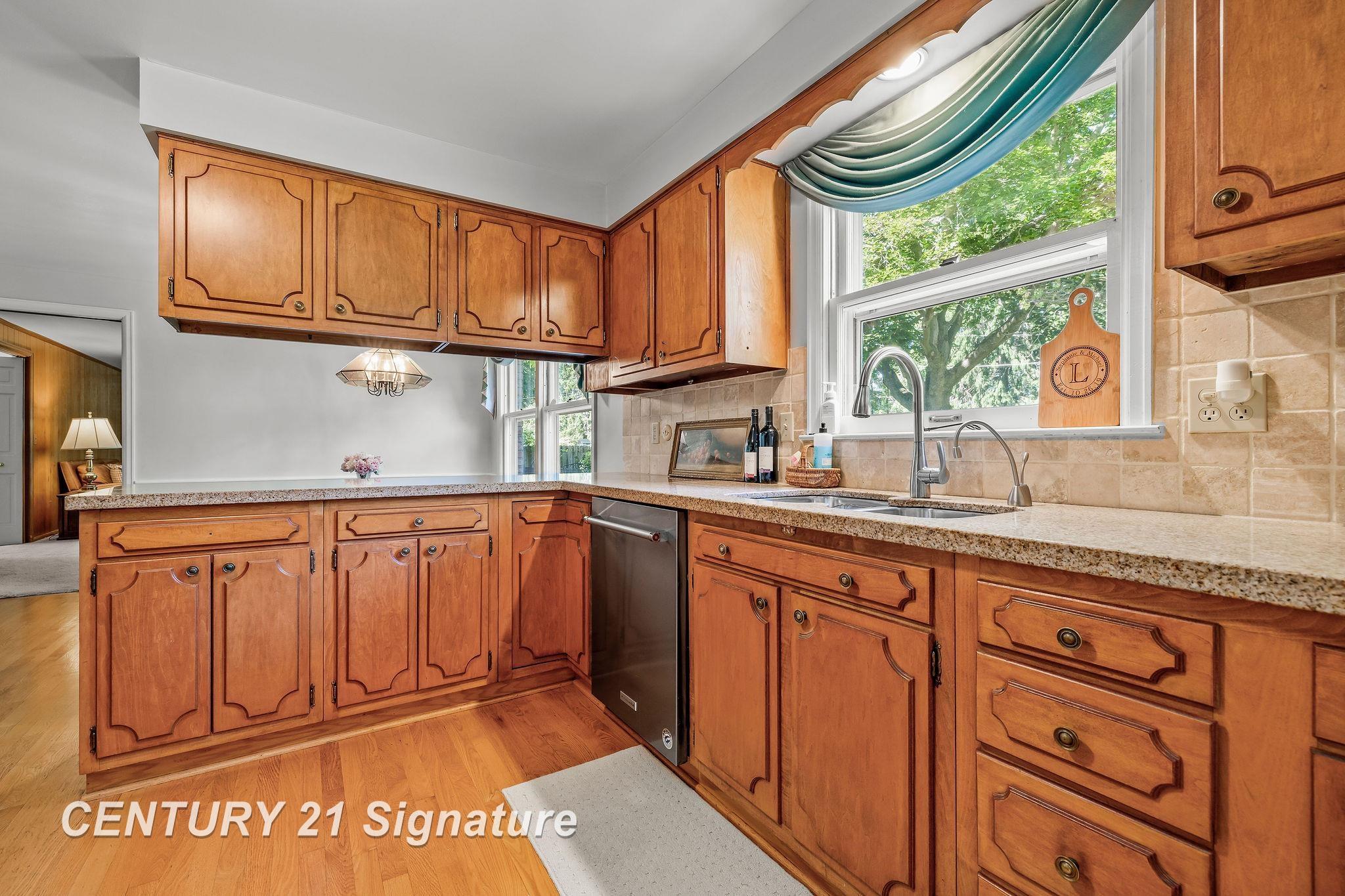 358 Somerset Road Saginaw, MI 48638 - Photo 4 of 46