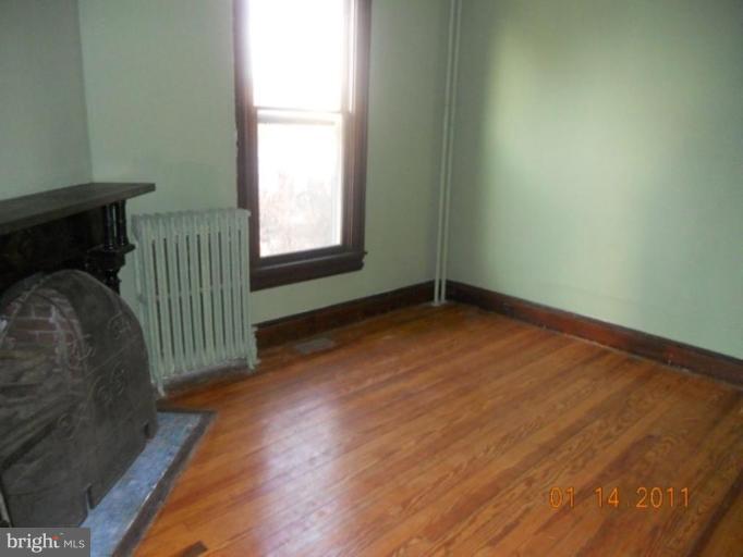703 Locust Street Cambridge, MD 21613 - Photo 6 of 27 Living Room