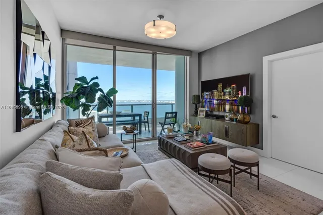 $1,100,000 | 900 Biscayne Boulevard, Unit 5208, Miami, FL 33132
