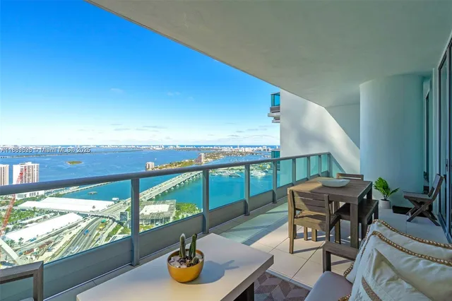 $1,100,000 | 900 Biscayne Boulevard, Unit 5208, Miami, FL 33132