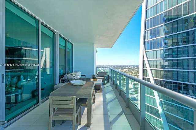 $1,100,000 | 900 Biscayne Boulevard, Unit 5208, Miami, FL 33132