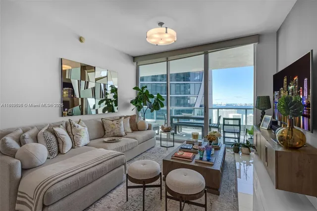 $1,100,000 | 900 Biscayne Boulevard, Unit 5208, Miami, FL 33132