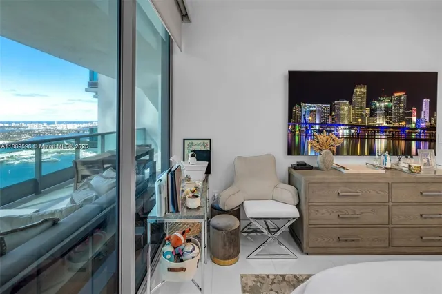 $1,100,000 | 900 Biscayne Boulevard, Unit 5208, Miami, FL 33132