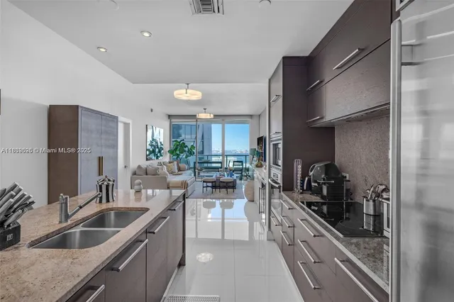 $1,100,000 | 900 Biscayne Boulevard, Unit 5208, Miami, FL 33132