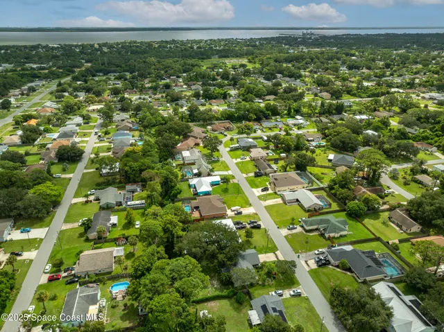 a view of a large yard
