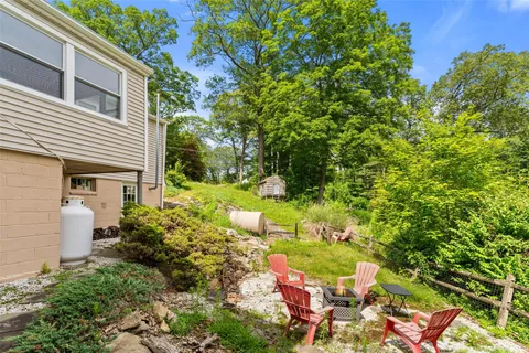 a view of yard with green space