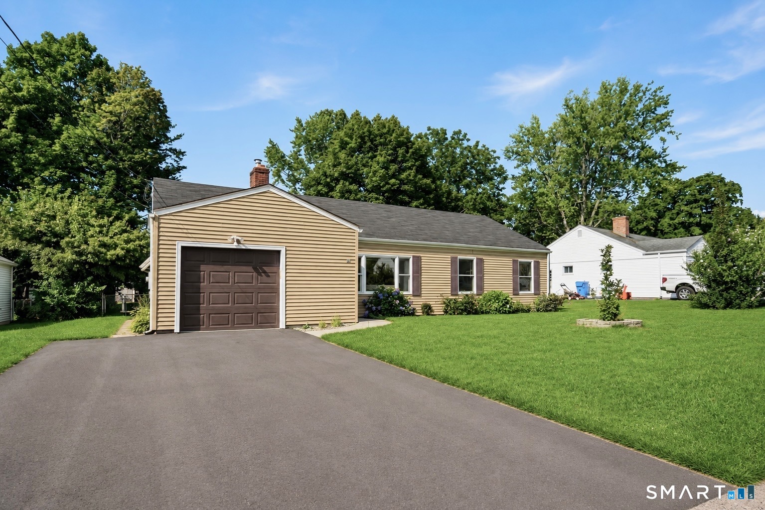 82 Weaver Road Manchester, CT 06042 - Photo 3 of 32 Gallery Image 3