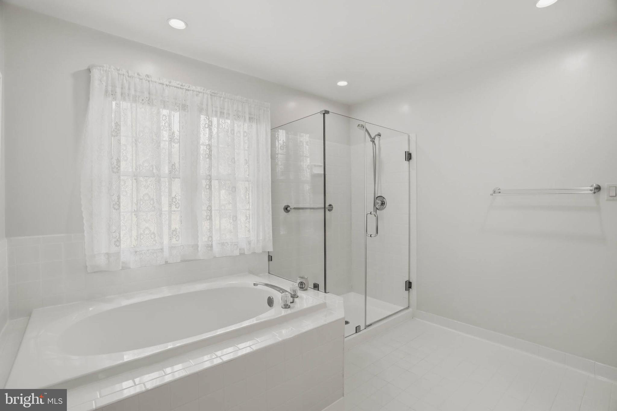 12 Jaystone Court Silver Spring, MD 20905 - Photo 29 of 43 Primary bathroom with tub and shower