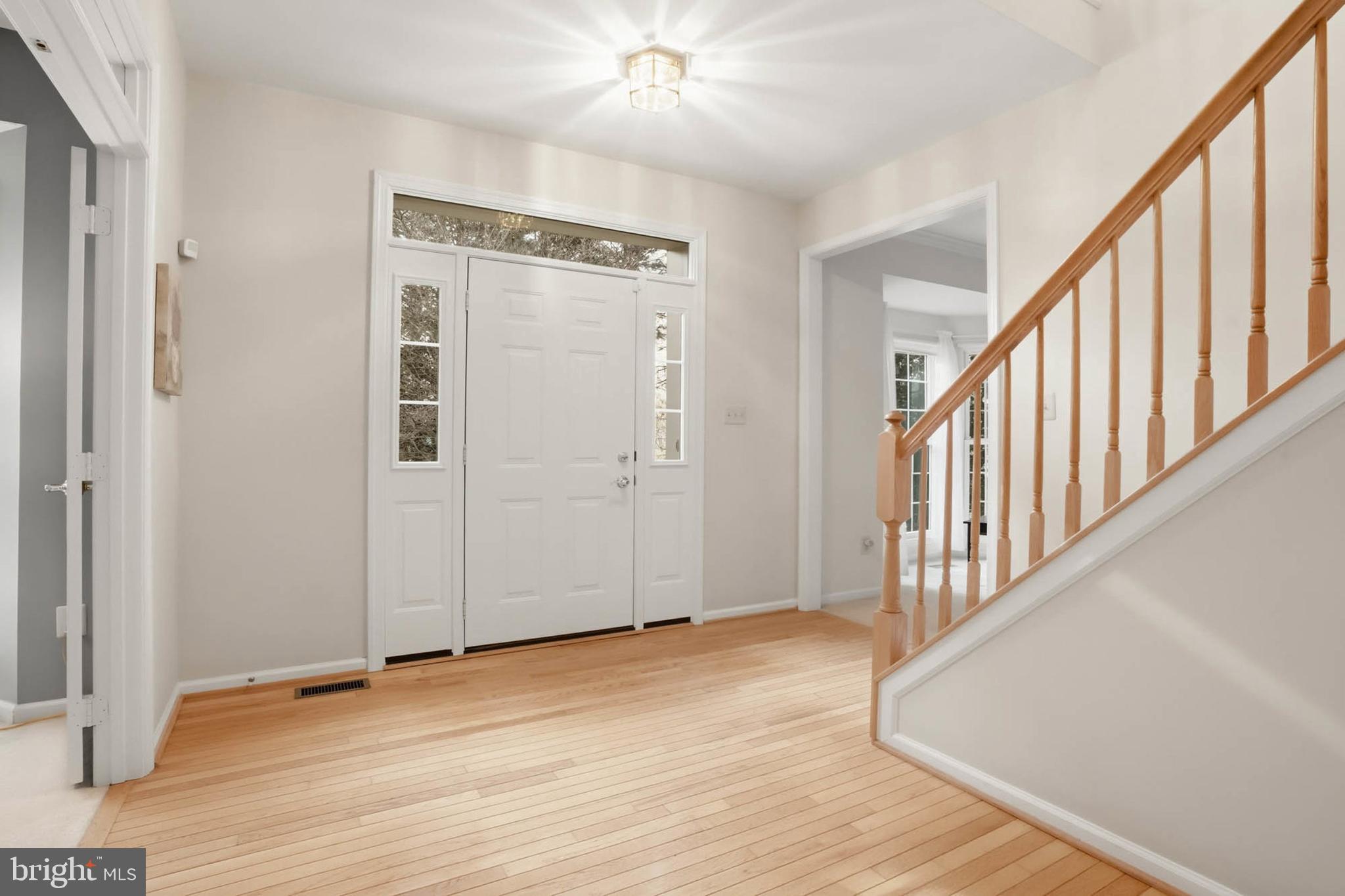 12 Jaystone Court Silver Spring, MD 20905 - Photo 3 of 43 Large and bright entry foyer