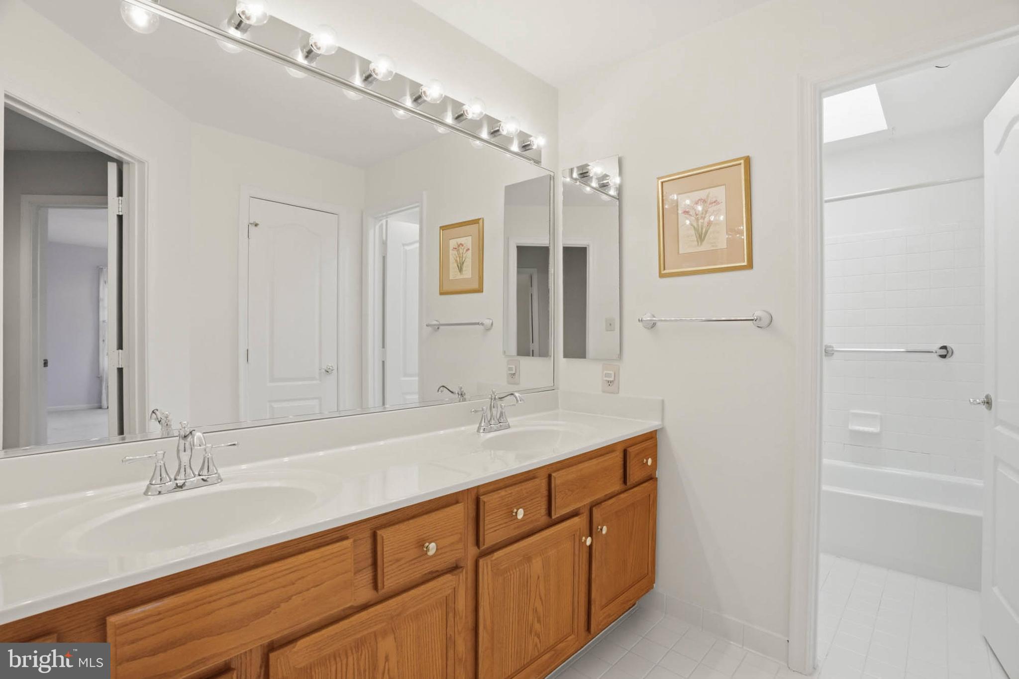 12 Jaystone Court Silver Spring, MD 20905 - Photo 36 of 43 Upper level full bathroom