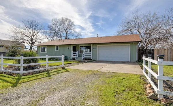 a view of a house with backyard and trees