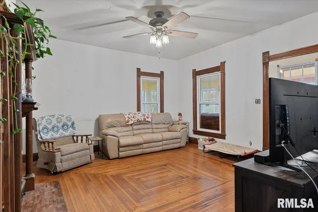 $189,900 | 201 South 3rd Street, Divernon, IL 62530